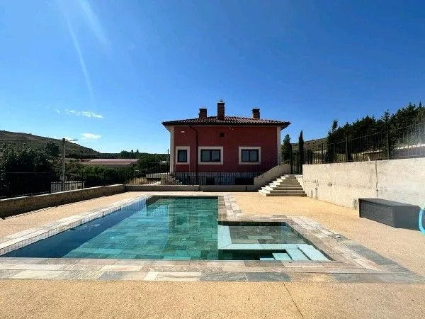 Casa Rosa en Sasamón, Burgos