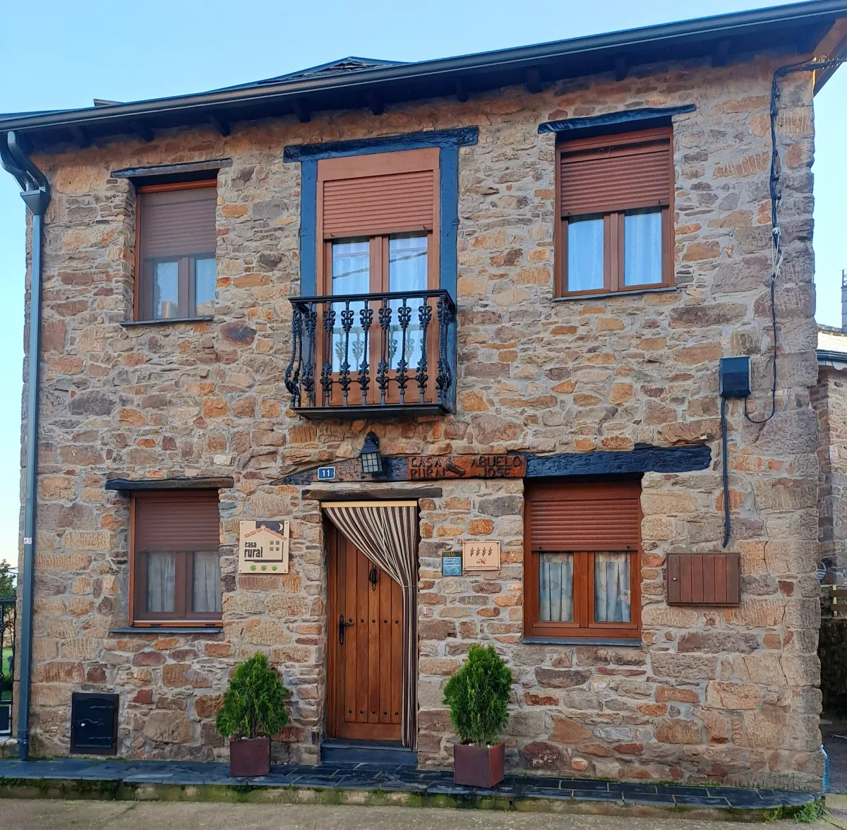 Casa rural abuelo José en Robledo de las Traviesas